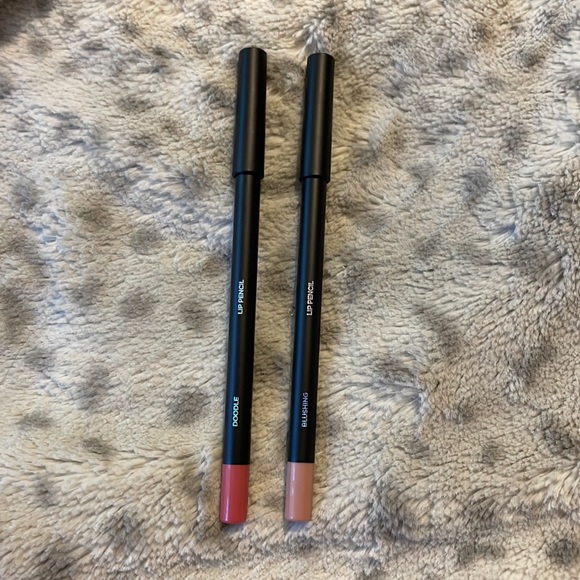 Lunar Beauty Lip Pencil Duo Shades Doodle and Blushing - Picture 6 of 6